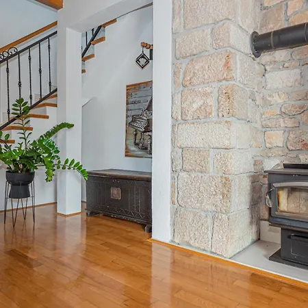 V4 بيت للعطل