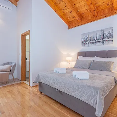 V4 بيت للعطل