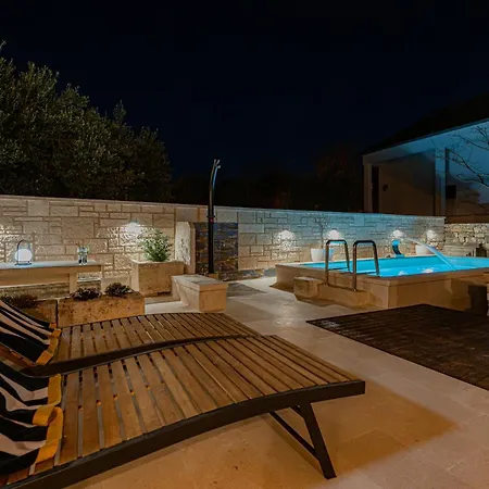 V4 بيت للعطل