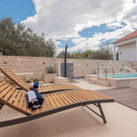 V4 بيت للعطل